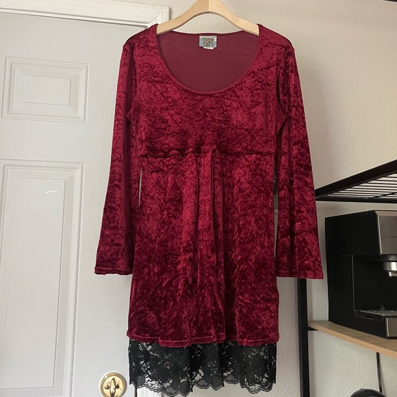 Tripp nyc Dresses & Skirts - TRIPP NYC‎ vintage velvet magenta burgundy black lace trim layered mini dress